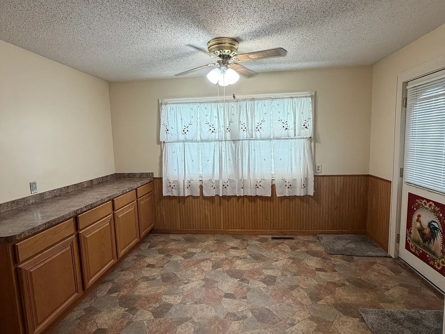 2 bed, 1.0 bath, 2936 sqft, $1,600 — Photo 2