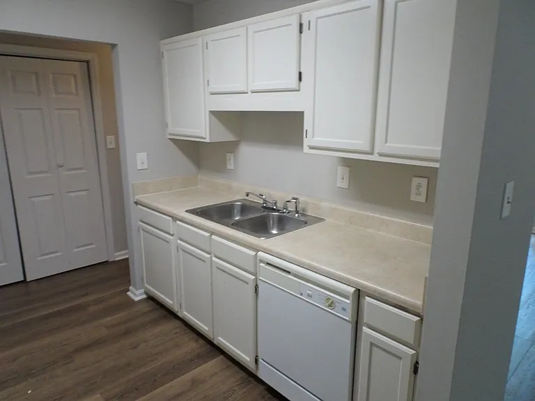 13-15 Oakmount Dr — Photo 6