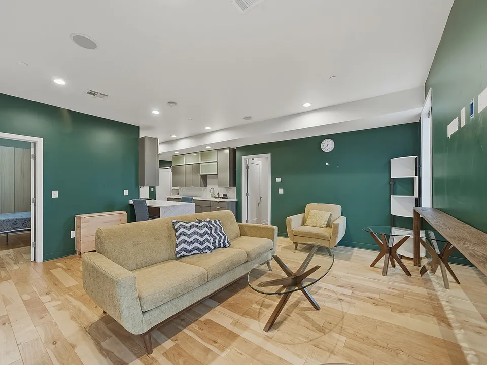 186 Paris St #1