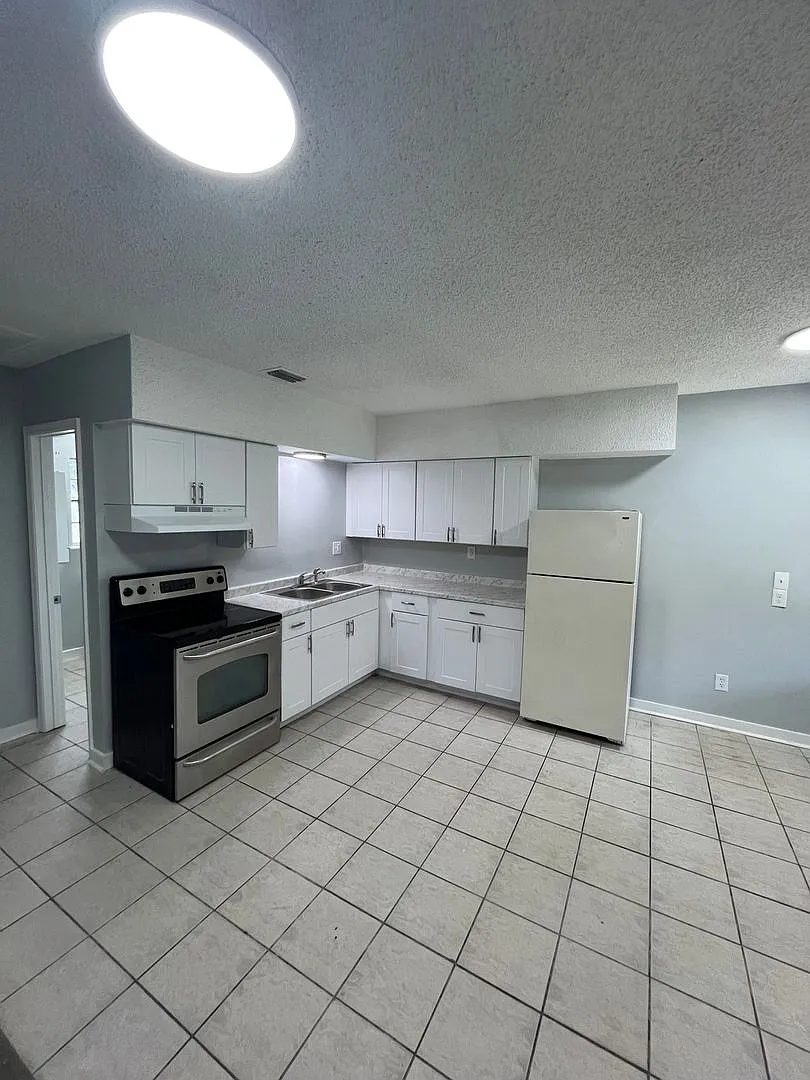 Spacious 1BR/1BA Duplex in North Dade City Near the Withlacoochee River! — Photo 4