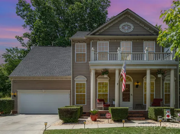 812 Thornapple Ct, Lake Wylie, SC 29710