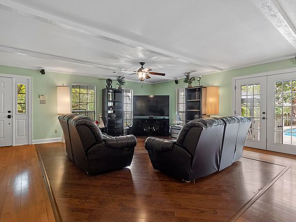 4th image of 2401 Bahama Dr