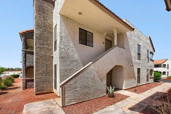 2 bed, 2.0 bath, 1004 sqft, $1,400 — Photo 2