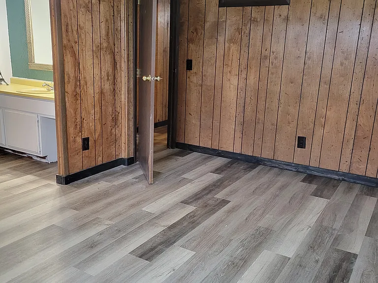 7646 Burlington Ave — Photo 2