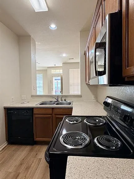 2205 Stoneleigh Pl — Photo 12
