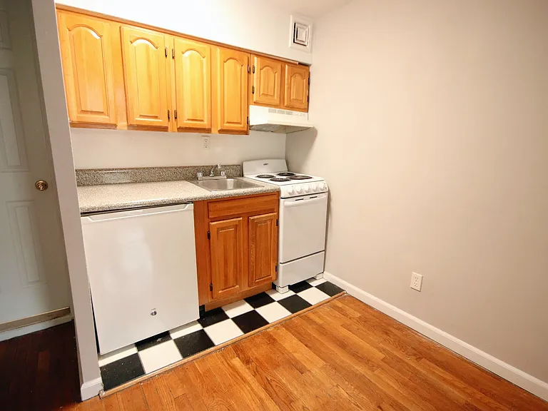 518 E 5th St #12A — Photo 6