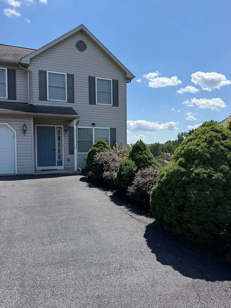Beautiful 3-Bedroom Townhome in Governor Mifflin School District — Photo 1
