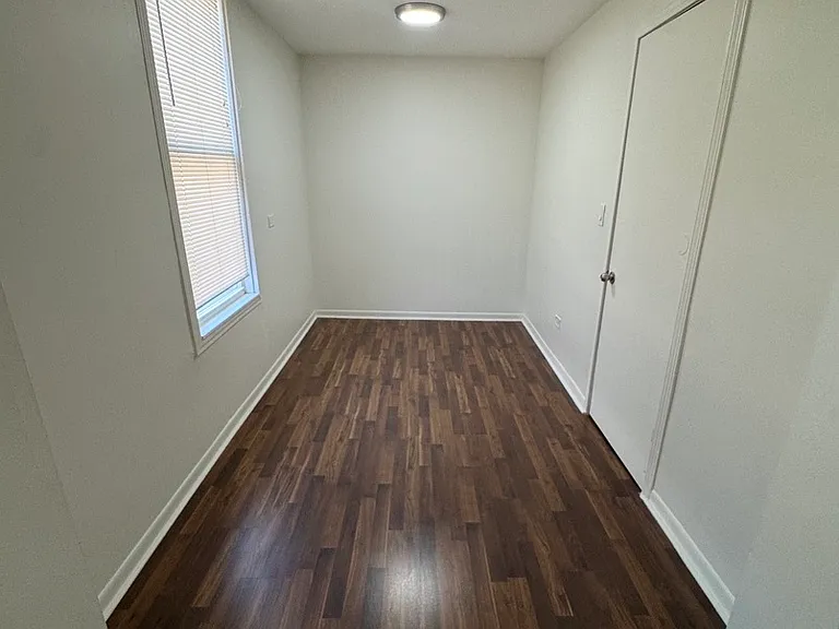 1617 W 38th Pl — Photo 5