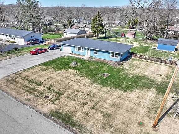 3rd image of 4 Illini Dr