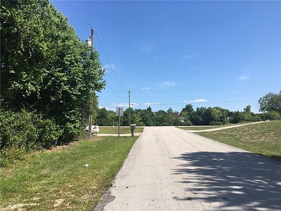 4th image of 586 Geraldine Dr