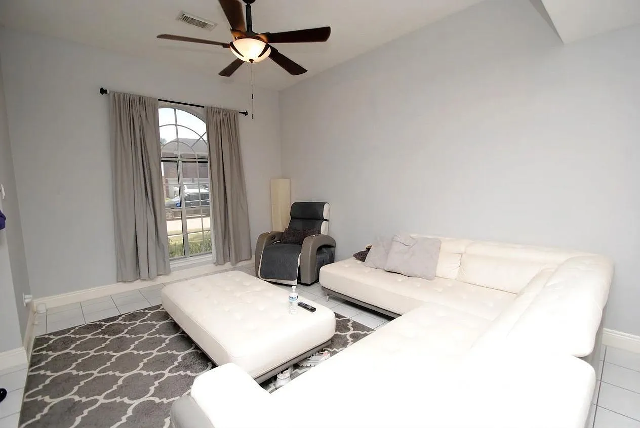 4 bed, 5.0 bath, 2094 sqft, $2,350 — Photo 3