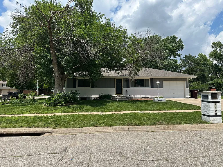 1100 Cold Spring Rd — Photo 2