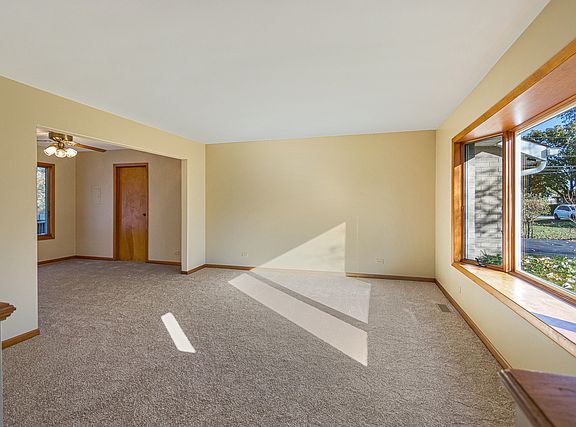 4th image of 23W040 Dickens Ave