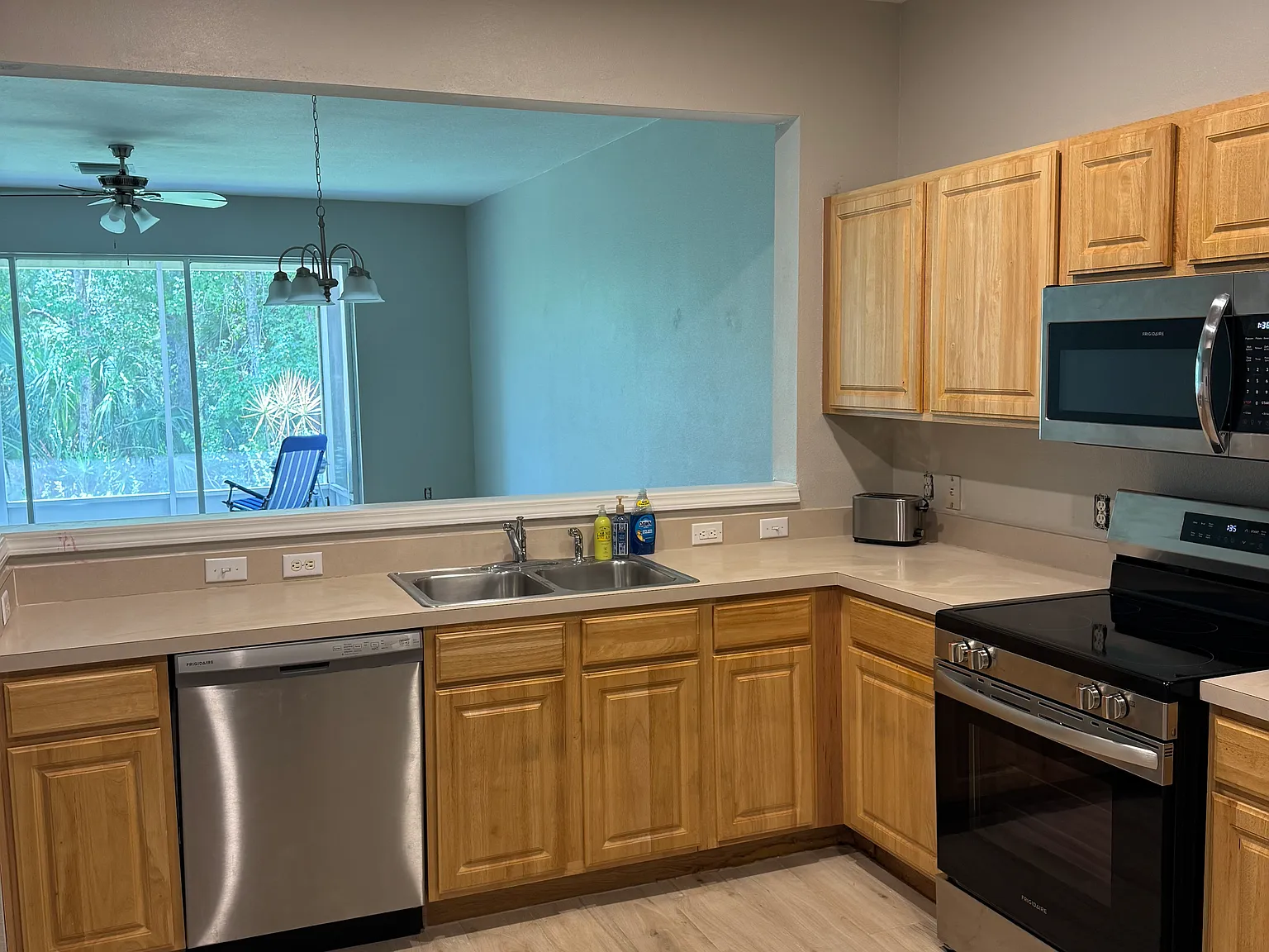 3 bed, 2.5 bath, 1588 sqft, $2,000 — Photo 2