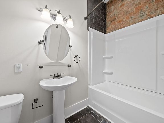 4th image of 139 Franklin St #B