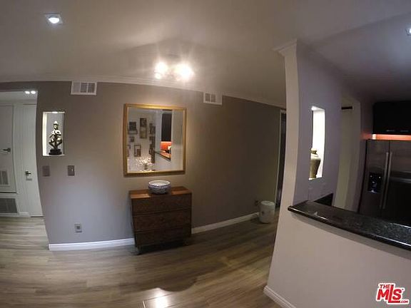 3rd image of 625 S Berendo St APT 109