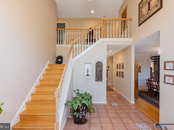 4th image of 313 Josephs Way