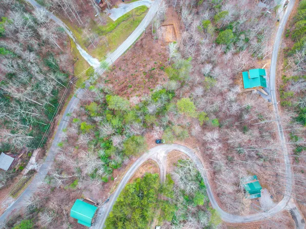 1466 Beach Front Dr, Sevierville, TN 37876