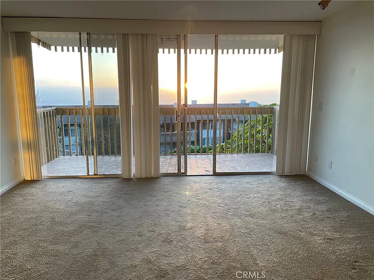 6542 Ocean Crest Dr — Photo 11