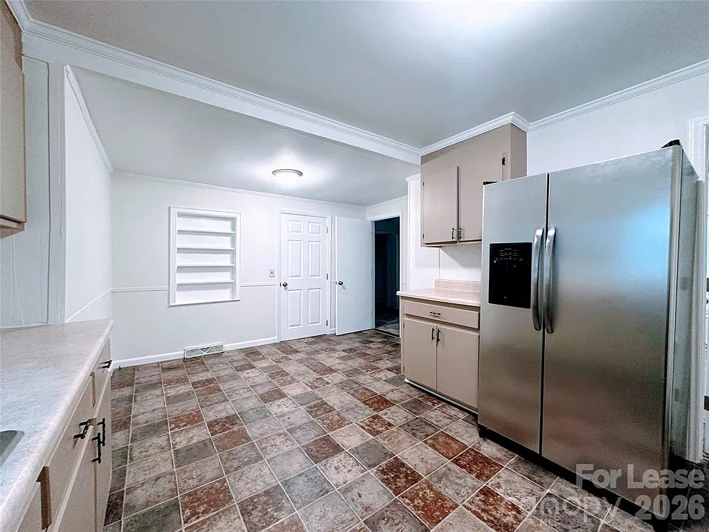 3 bed, 1051 sqft, $1,400 — Photo 4