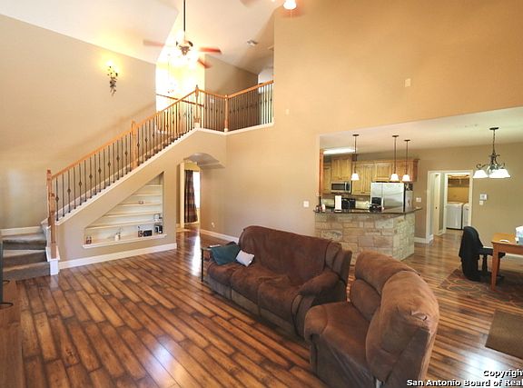 3rd image of 104 Whispering Oaks Dr