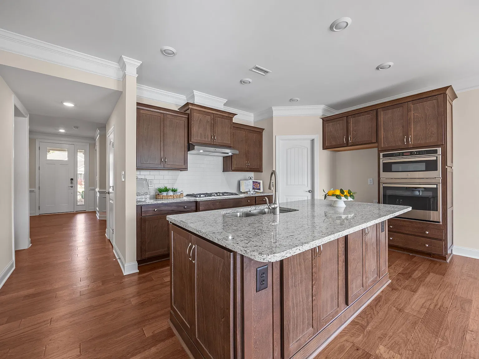 3 bed, 1955 sqft, $2,300 — Photo 4