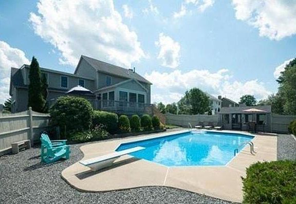 2nd image of 4 Wildwood Dr