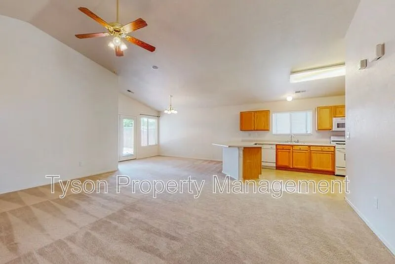 3 bed, 2.5 bath, 1713 sqft, $1,975 — Photo 4