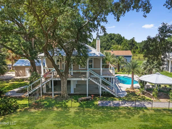 100 Barkley Dr, Pass Christian, MS 39571