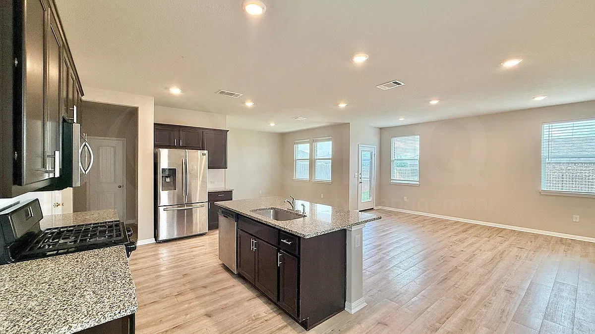 4 bed, 2.5 bath, 2220 sqft, $2,175 — Photo 4