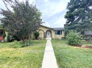 140 Queen Tamara Rd SE UNIT A, Calgary, AB T2J4G1