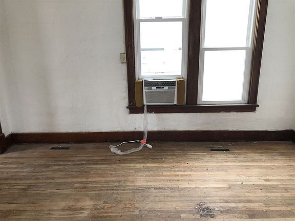 5th image of 1021 W 2nd St