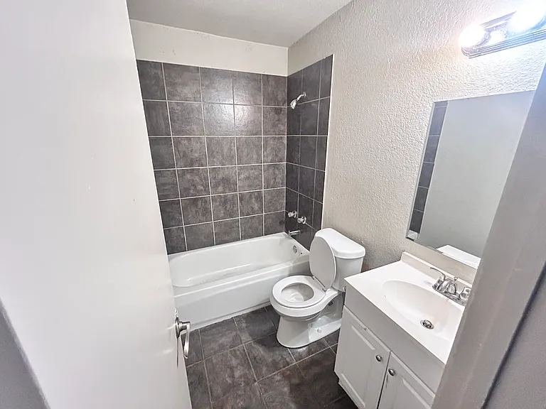 5001 Greenlee Dr — Photo 5