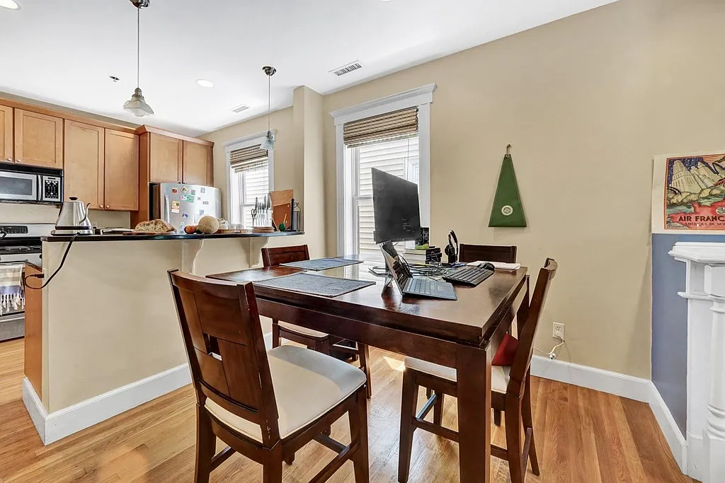 2 bed, 914 sqft, $4,350 — Photo 3