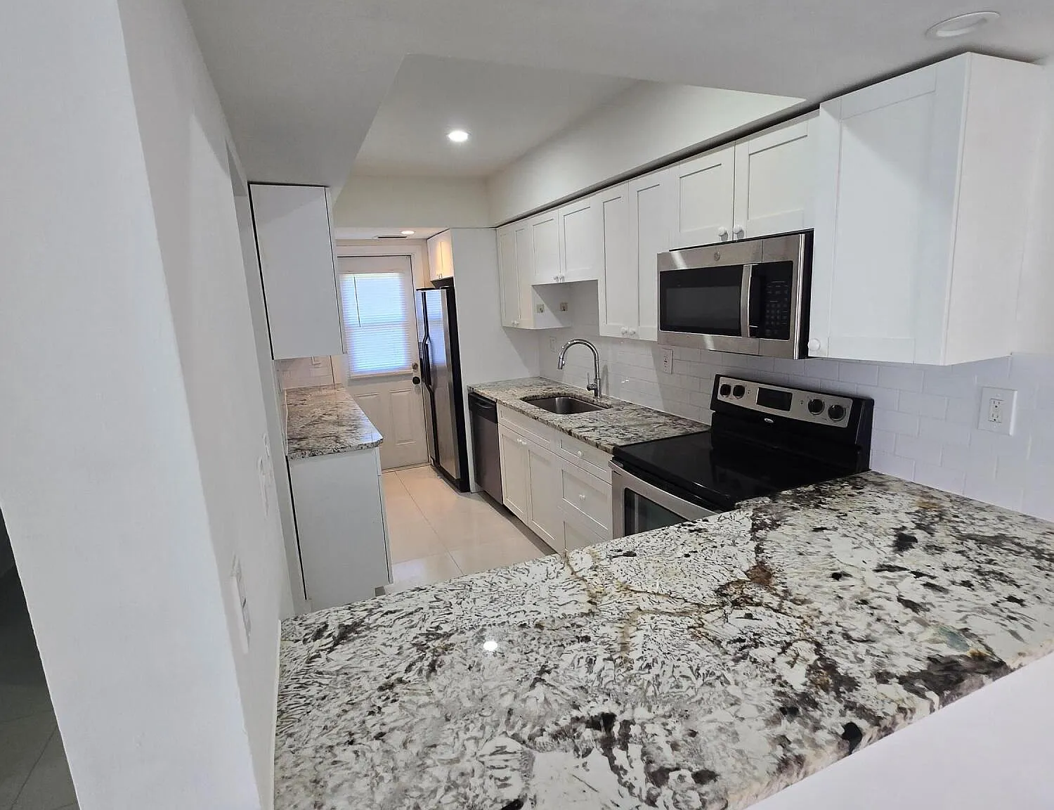 2 bed, 2.0 bath, 1213 sqft, $2,300 — Photo 4