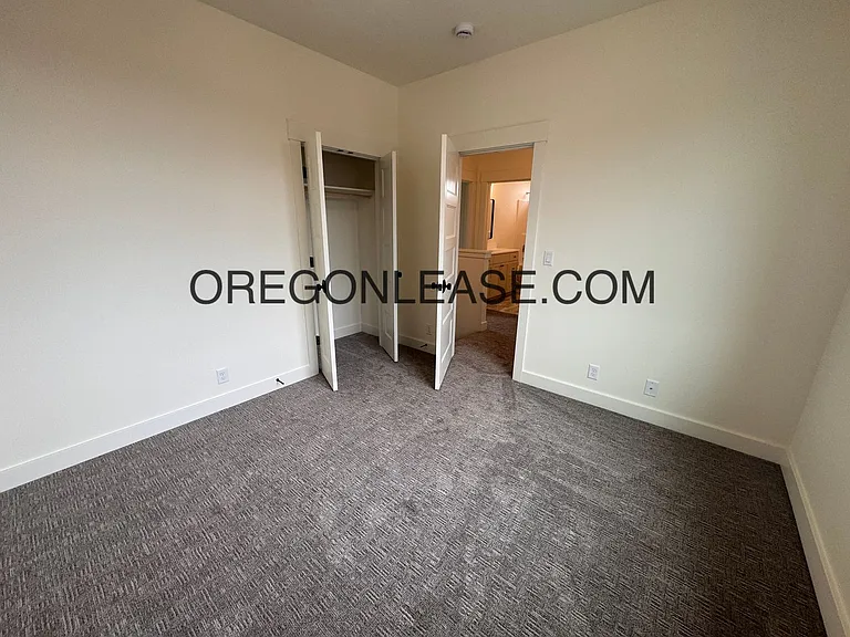 Brand new 3 bedroom 2.5 bath Coburg townhome — Photo 2