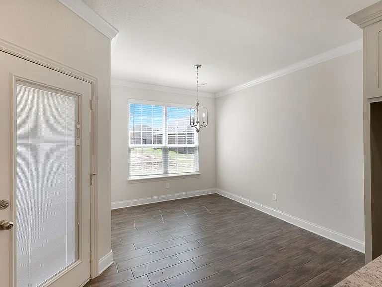 411 Linda Ln — Photo 10