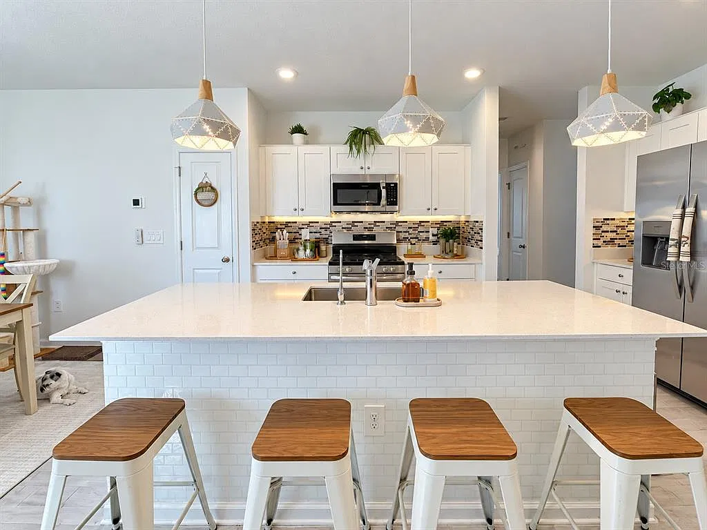 3 bed, 2.0 bath, 1440 sqft, $2,000 — Photo 2