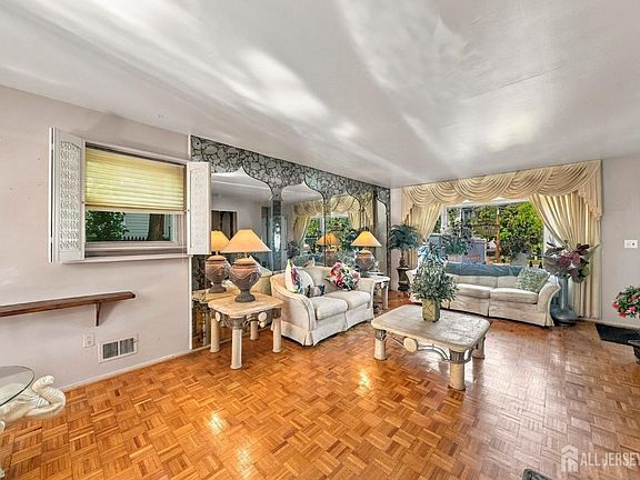 5th image of 308 Watson Ave #10