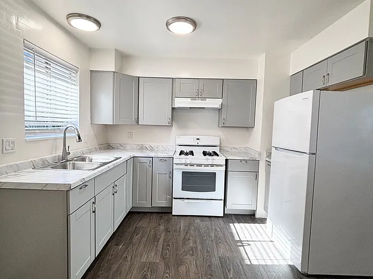 320 & 324 E Pine Ave — Photo 5