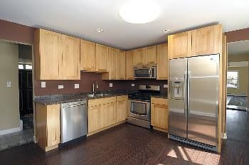 4th image of 107 W Henry St
