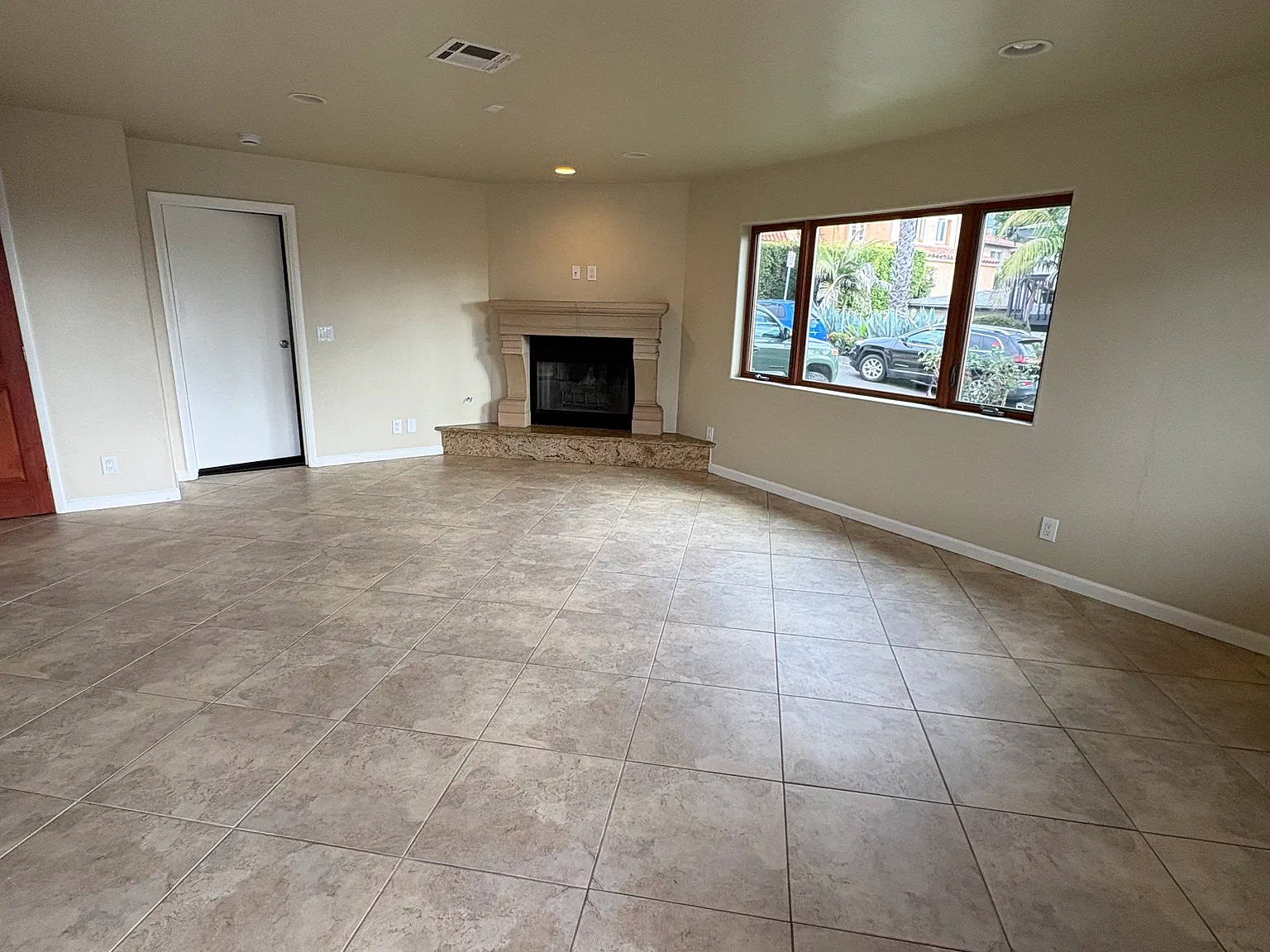 3 bed, 1347 sqft, $5,250 — Photo 3