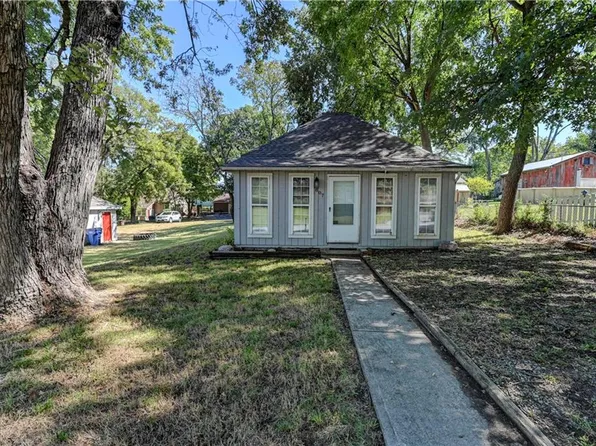 807 Pleasant St, Tonganoxie, KS 66086