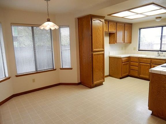 5th image of 7428 Fox Hills Dr