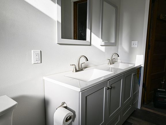 5th image of 405 W Main St