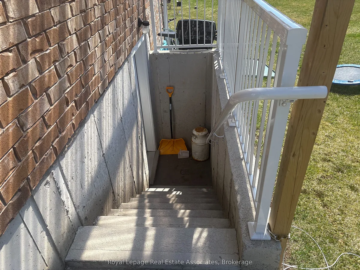 Building Photo - 135 Monarch St #BASEMENT