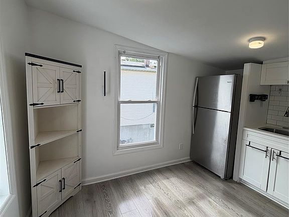 3rd image of 48 Entwistle Ave