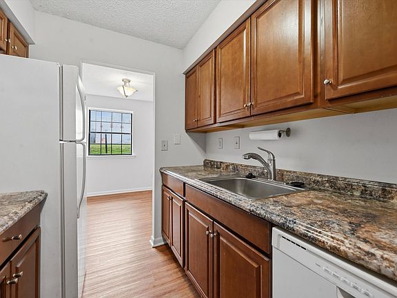 5th image of 2402 Pond View Dr