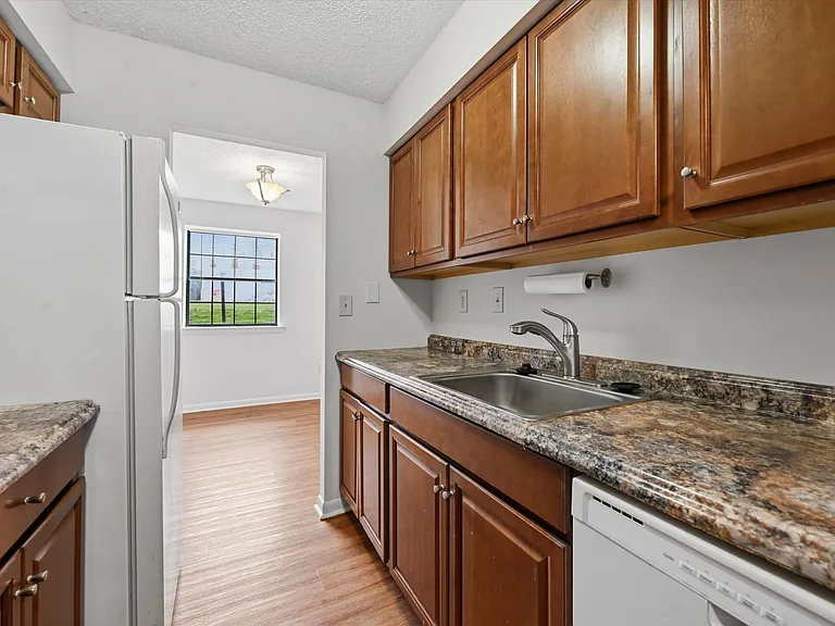 2402 Pond View Dr — Photo 5
