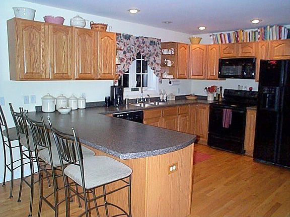 Kitchen with Breakfast Bar